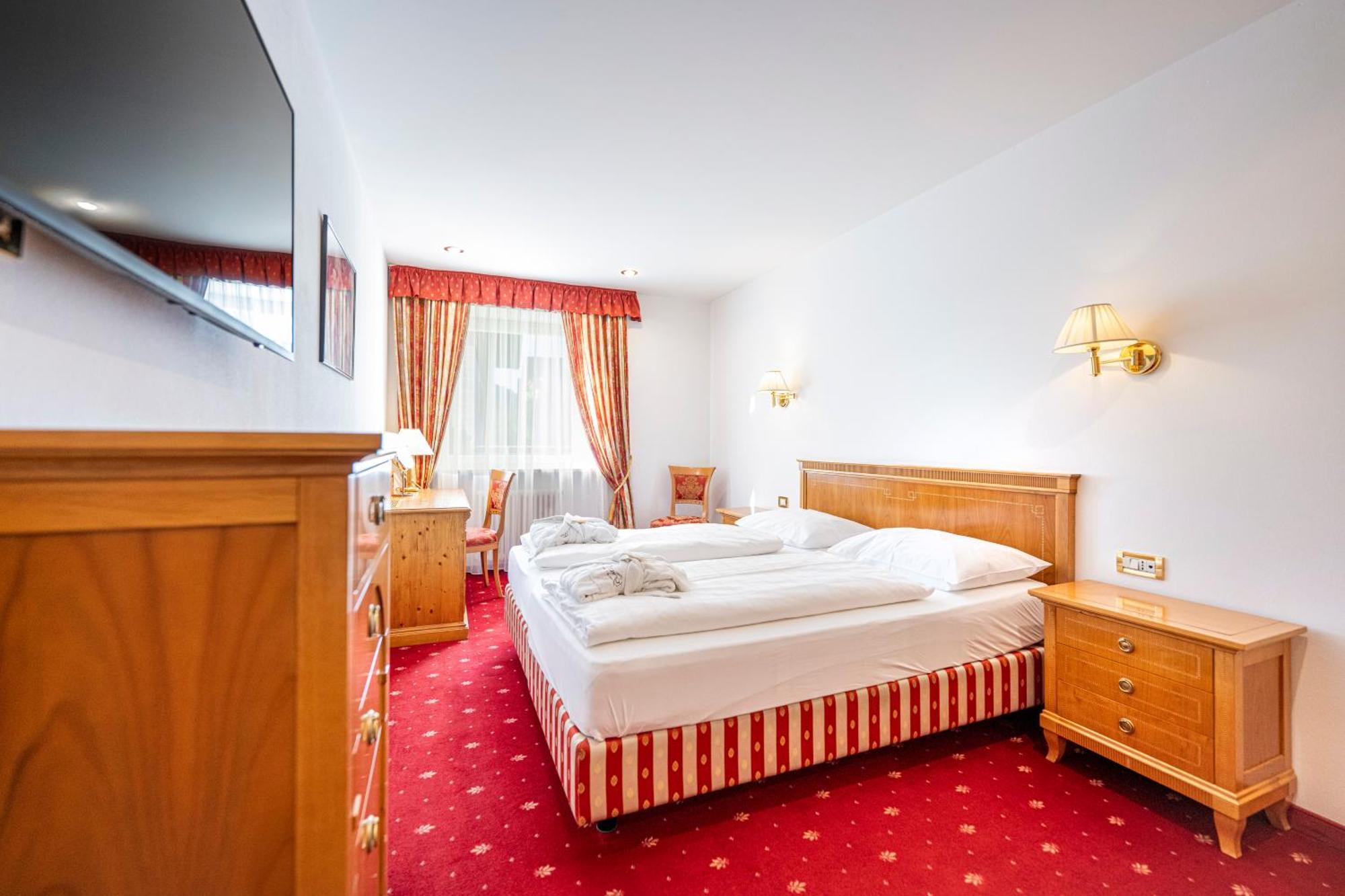 Hotel Touring Dolomites Santa Cristina Val Gardena Экстерьер фото